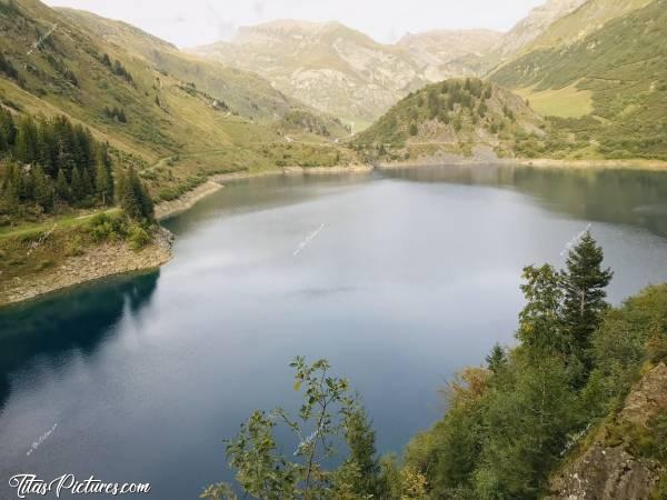 Photo Lac de la Gittaz : Jolie vue sur le Lac de la Gittaz à Beaufort. C’est un petit Lac perdu en pleine Montagnes, avec une toute petite route étroite pour s’y rendre. Merci au GPS 🤗c, Lac de la Gittaz, Beaufort