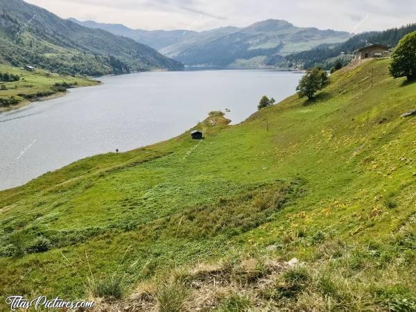 Photo Lac de Roselend : Belle vue sur le grand Lac de Roselend, à Beaufort. C’est très sauvage tout autour 👍🏻😍c, Lac de Roselend, Beaufort