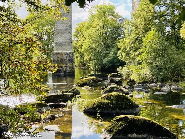 Photo Le Viaduc de Barbin : Beaux jeux de reflets et de lumières, sur la Sèvre Nantaise, malgré un niveau vraiment très bas pour un mois d’octobre…c, Viaduc de Barbin, Saint-Laurent-sur-Sèvre