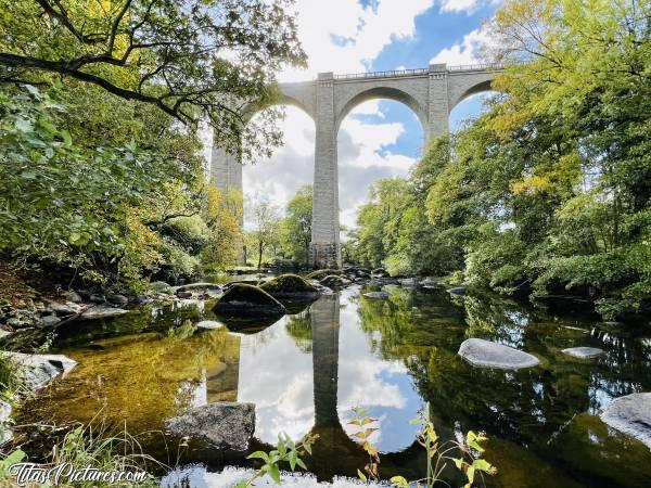 Photo Le Viaduc de Barbin : Beaux jeux de reflets et de lumières, sur la Sèvre Nantaise, malgré un niveau vraiment très bas pour un mois d’octobre…😥 Mais depuis, le niveau d’eau est bien remonté 🤗 A tel point que la Sèvre déborde à plusieurs endroits 😅c, Viaduc de Barbin, Saint-Laurent-sur-Sèvre