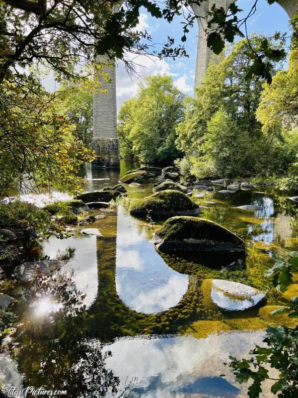 Photo Le Viaduc de Barbin : Beaux jeux de reflets et de lumières, sur la Sèvre Nantaise, malgré un niveau vraiment très bas pour un mois d’octobre…c, Viaduc de Barbin, Saint-Laurent-sur-Sèvre