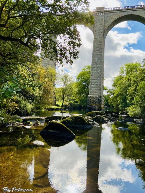 Photo Le Viaduc de Barbin : Beaux jeux de reflets et de lumières, sur la Sèvre Nantaise, malgré un niveau vraiment très bas pour un mois d’octobre…c, Viaduc de Barbin, Saint-Laurent-sur-Sèvre