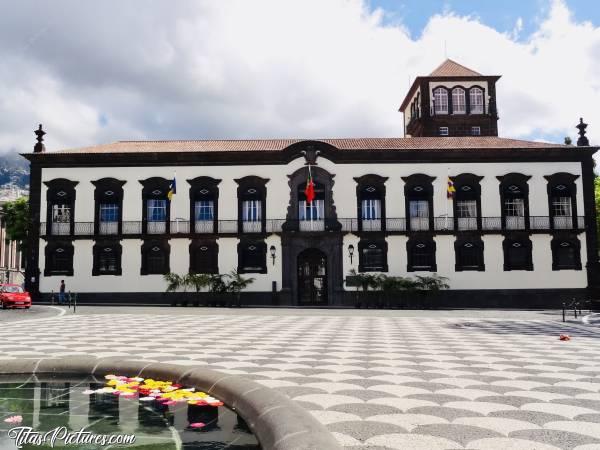 Photo Mairie de Funchal : Mais qu’est-ce que c’est que ce beau bâtiment ?! 🤔 La Mairie de Funchal ?! Sympa 👍🏻😍 Et très belle place entièrement faite de mosaïques 👍🏻😍c, Mairie de Funchal, Praça do Município