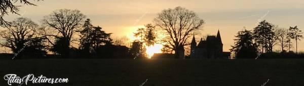 Photo Le Parc de la Barbinière : Le Parc de la Barbinière à St Laurent sur Sèvrec, Vendée, Coucher de soleil, Château