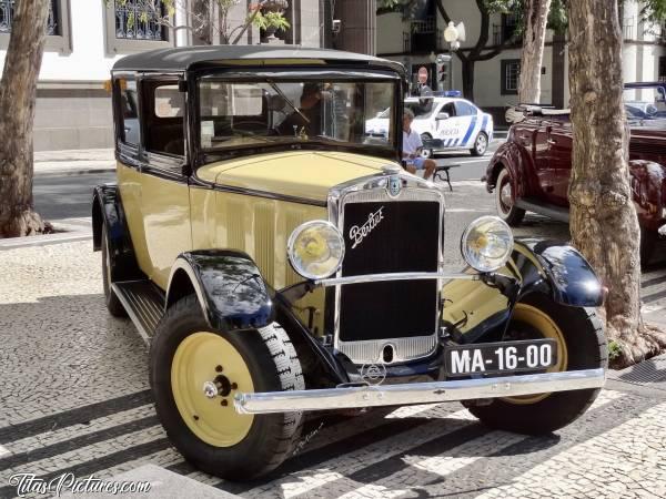 Photo Vieille Voiture : Exposition de très belles voitures de collection, dans le centre de Funchal, ce jour-là 👍🏻😍 Quelqu’un connaît ce modèle par hasard ? 🤔😅 Je suppose que c’est son nom que l’on voit devant… A moins que ce soit la marque…? 🤔🥴😅c, Vieille Voiture, Funchal, Madère, Berliet VIL