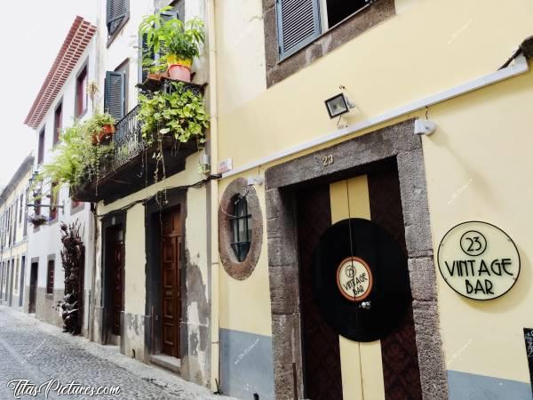 Photo Vintage Bar : Cette rue, dont le nom en français est « La rue des Tours », se trouve dans le vieux Funchal et permet de se rendre à la Forteresse de São Tiago. Il faut absolument y passer ! Toutes les portes de cette rue sont décorées de peinture ou autre. De vraies œuvres d’art pour certaines 😍c, Travessa das Torres, La rue des Tours, Funchal