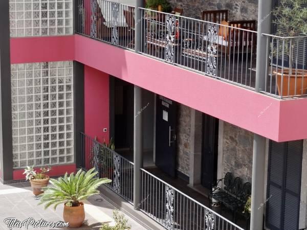 Photo Centro de Massagens : Vraiment très joli ce Centre de Massages. Fallait oser cette couleur au milieu de toute cette grisaille 👍🏻😍c, Funchal, Centro de Massagens