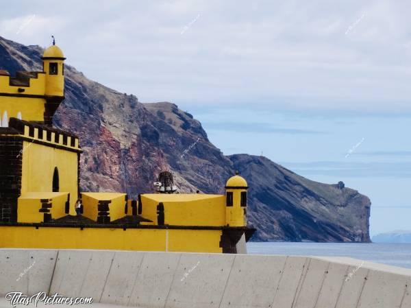 Photo Fortaleza de São Tiago : Comment ne pas repérer cet étrange château jaune, tout au bout de la ville de Funchal 😧😍 
Construit au début du XVIIe siècle en tant que forteresse pour défendre le port de Funchal, le Fort de São Tiago est un fort urbain d'architecture militaire.
Cette forteresse est située dans la Vieille ville, juste au-dessus de la zone historique de Funchal.c, Fortaleza de São Tiago, Fort de São Tiago, Funchal