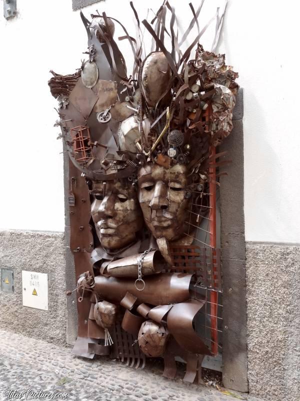Photo Porte Œuvre d’Art : Autre exemple du genre de porte personnalisée que l’on peut découvrir dans la Rue des Tours 😵😍c, Travessa das Torres, La rue des Tours, Funchal