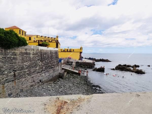 Photo Fortaleza de São Tiago : Toute petite plage de galets, dans le vieux Funchal, au pied de la Forteresse de São Tiago. Le ciel était couvert, mais il faisait très lourd 🥵c, Fortaleza de São Tiago, Forteresse de São Tiago, Funchal