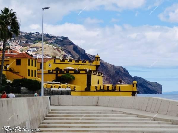 Photo Fortaleza de São Tiago : Comment ne pas repérer cet étrange château jaune, tout au bout de la ville de Funchal 😧😍 
Construit au début du XVIIe siècle en tant que forteresse pour défendre le port de Funchal, le Fort de São Tiago est un fort urbain d'architecture militaire.
Cette forteresse est située dans la Vieille ville, juste au-dessus de la zone historique de Funchal.c, Fortaleza de São Tiago, Forteresse de São Tiago, Funchal