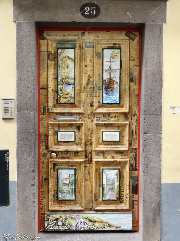 Photo Porte Œuvre d’art : Autre exemple du genre de porte personnalisée, que l’on peut découvrir dans la Rue des Tours 😵😍c, Travessa das Torres, La rue des Tours, Funchal