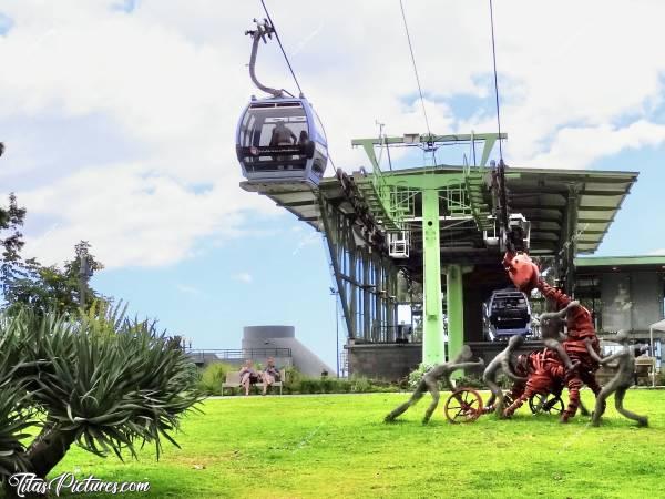 Photo Téléphérique de Funchal : Ce Téléphérique permet de monter dans les hauteurs de l’île, pour aller voir les jardins botaniques. 
Quelle drôle de statue juste à son pied 😧😅c, Téléphérique de Funchal