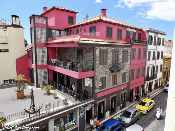Photo Centro de Massagens : Bel établissement coloré, dans le centre de Funchal, près du Marché. Il semblerait que ce soit un centre de massages d’après les écritures, mais à confirmer..c, Bâtiment rose, Funchal, Madère