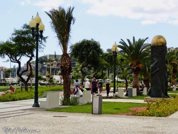 Photo Port de Funchal : Belle petite balade le long du port de Funchal. Belle végétation locale et drôle de monument 😊
Dommage, le Soleil était encore un peu couvert 😕c, Port de Funchal, Madère