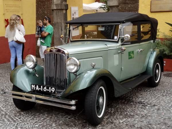 Photo Voiture de collection : Et encore une belle voiture de collection, vue à Funchal près de la Forteresse de São Tiago. Il semblerait que ce soit la propriété d’un restaurateur, d’après le sticker..
Des connaisseurs pourraient me dire de quelle voiture il s’agit ? Et quel âge elle peut avoir peut-être ? 🤔🤗c, Voiture de collection, Bentley, Madère, Funchal