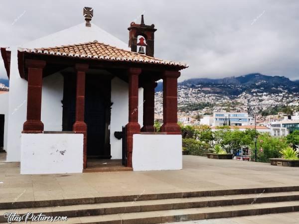 Photo Capela de Santa Catarina : Petite Chapelle à Funchal. Elle est toute mignonne je trouve 😍
Située dans le Parque Santa Catarina, la Capela de Santa Catarina originale, a une histoire qui remonte au 15ème siècle. La chapelle a été érigée en l'honneur de Sainte Catherine par Costançe de Almeida, l'épouse du fondateur de Madère, pour guider les occupantes de la communauté. Toute de blanc vêtue, avec une belle croix au sommet de l'édifice, la structure actuelle présente encore des traces du bâtiment d'origine. Au fil des ans, la capela est devenue une destination touristique importante, et une partie intégrante de la riche histoire et de la culture de Funchal.c, Capela de Santa Catarina, Funchal, Madère