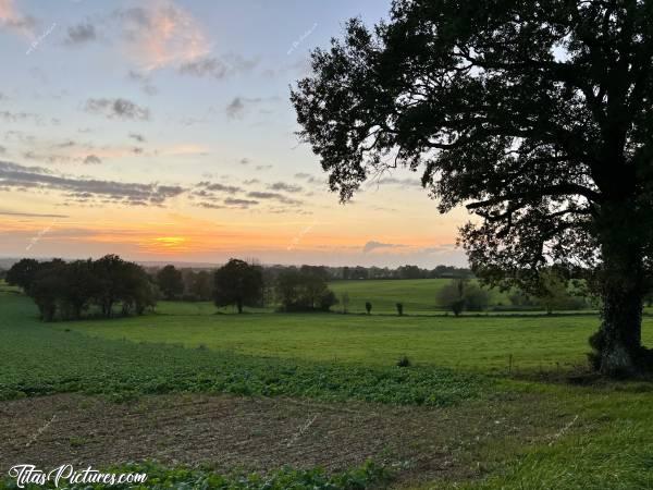 Photo Coucher de Soleil : Joli Coucher de Soleil dans la Campagne du Boupère 👍🏻😍🥰
Mais quel cadrage est le mieux ? Celui-ci, ou bien le précédent ? 🤔
J’arrive vraiment pas à choisir 😅c, Coucher de Soleil, Campagne, le Boupère