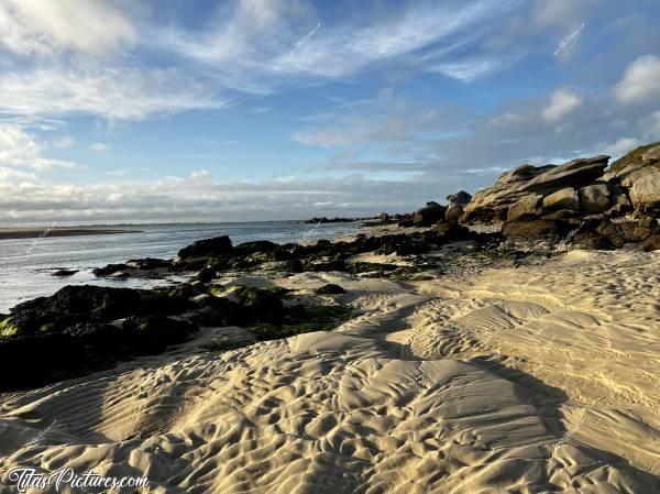 Photo La Baie du Kernic : Par grande marée, la mer laisse de jolies traces sur le sable quand elle se retire 😍 Le courant était vraiment très puissant pour laisser des traces pareilles 😅c, Baie du Kernic, Rochers, sable blanc