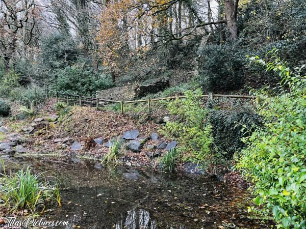 Photo La Chapelle St Guénolé : Mais où est cette Chapelle?! 🤔
Ah d’accord, ce sont ces ruines que l’on devine derrière la barrière en bois… 😵😬 Fallait la trouver 😅c, Chapelle St Guénolé, Ruines, vieilles pierres, rives de la Penfeld