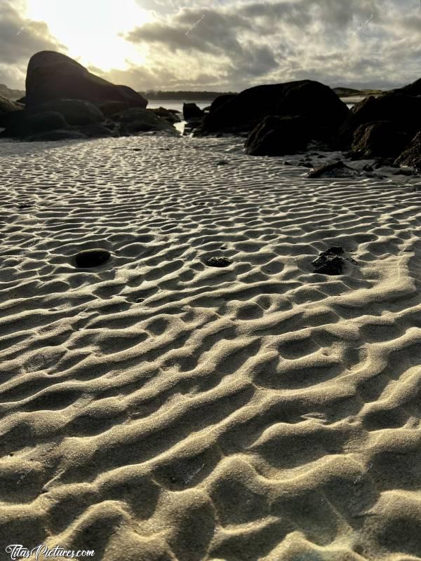 Photo La Baie du Kernic : Vraiment trop mignonnes ces traces laissées par la mer dans le sable 😍🥰
On dirait presque un imprimé léopard 😅c, Baie du Kernic, Rochers, sable blanc