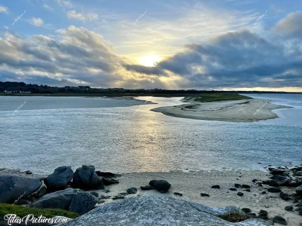 Photo La Baie du Kernic : Coucher de Soleil nuageux, sur la grande Dune de la Baie du Kernic, à Porsguen 😍🥰c, Baie du Kernic, Dune, Rochers, sable blanc