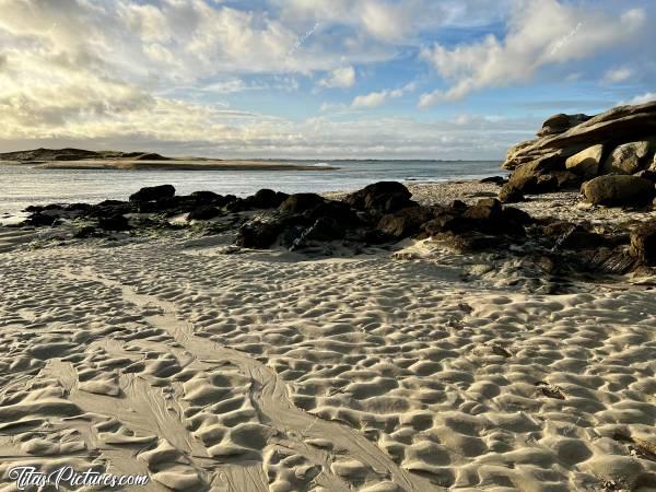 Photo La Baie du Kernic : La Baie du Kernic, à marée presque basse. La mer a laissé de jolis motifs dans le sable 😍🤗c, Baie du Kernic, Rochers, sable blanc
