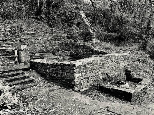 Photo Chapelle St Guénolé : Le long des Rives de la Penfeld, on peut voir les ruines de La Chapelle St Guénolé.c, Le Finistère, Chapelle St Guénolé, Ruines, vieilles pierres