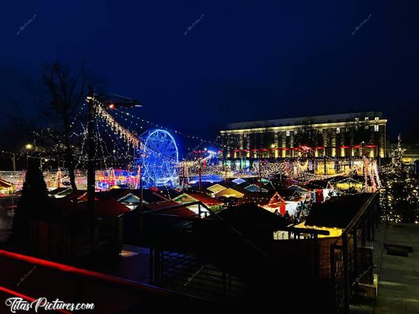 Photo Marché de Noël : Le Marché de Noël à Brest, sur la place de la Liberté 🎄🎁c, Marché de Noël, Brest