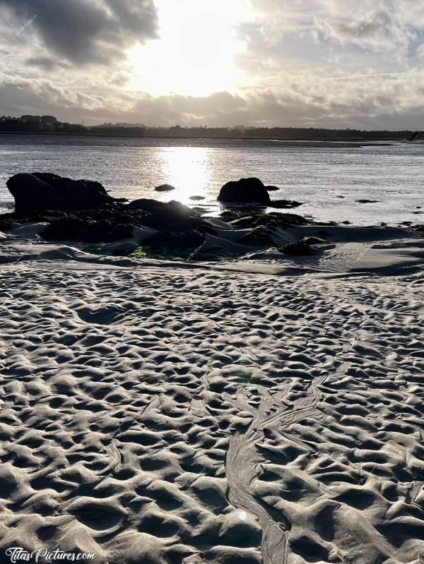 Photo La Baie du Kernic : Alors non, ce n’est pas un Noir et Blanc. Mais on dirait vraiment 😅
Encore une photo pour immortaliser ces belles traces laissées par la mer en se retirant 😍🥰c, Baie du Kernic, Rochers, sable blanc