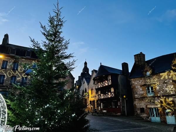 Photo St Renan : Pour les fêtes de fin d’année, les vieilles maisons sont mises à l’honneur sur la Place du vieux Marché de Saint-Renan, près de Brest. Trop belles 👍🏻😍c, Vieilles maisons, Maison à colombages, St Renan