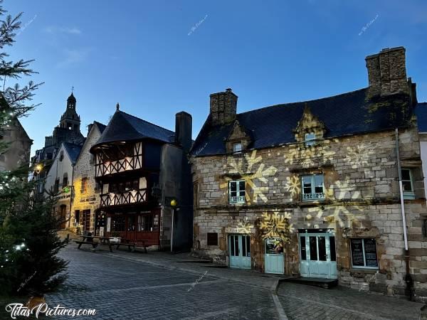 Photo St Renan : Pour les fêtes de fin d’année, les vieilles maisons sont mises à l’honneur sur la Place du vieux Marché de Saint-Renan, près de Brest. Trop belles 👍🏻😍c, Vieilles maisons, Maison à colombages, St Renan