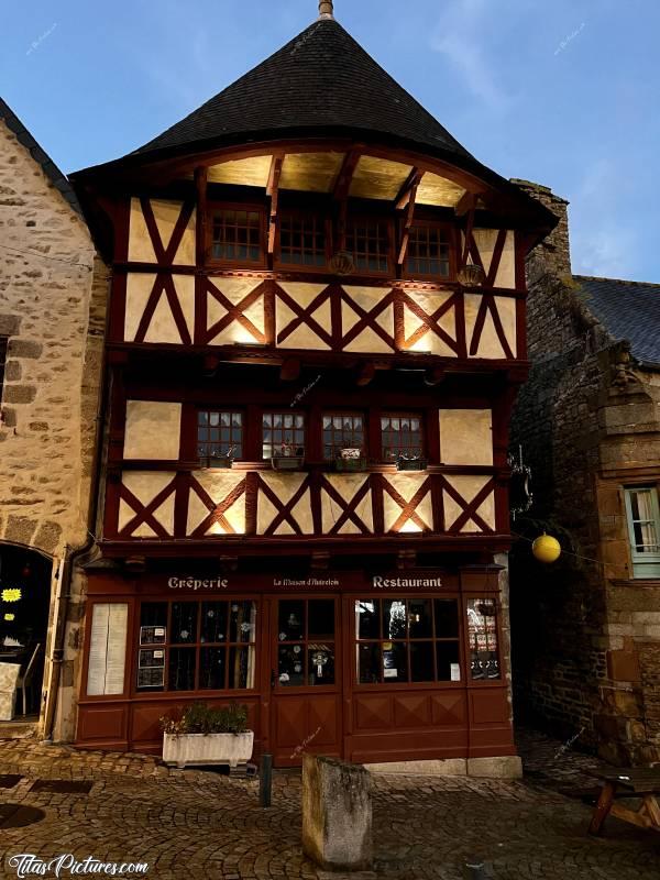 Photo Saint Renan : Belle Maison à colombages sur la Place du vieux Marché à Saint-Renan, près de Brest. Trop belle 👍🏻😍c, Maison à colombages, St Renan