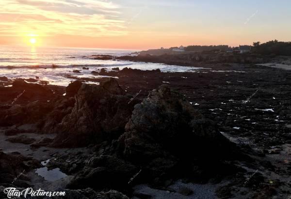 Photo Batz-sur-Mer : Batz-sur-Mer, à côté de la plage de la Govelle à 10 minutes de la Baulec, Mer, Rochers, Coucher de soleil