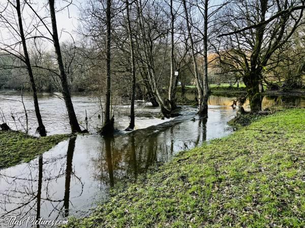 Photo La Sèvre Nantaise : Ouff 😅 Mi-janvier, la Sèvre Nantaise a retrouvé un bon niveau 🥳 Voir même un peu trop 🤭 Car là, il est sensé y avoir un passage au milieu de l’eau 😅c, La Sèvre Nantaise, le Parc de la Barbinière