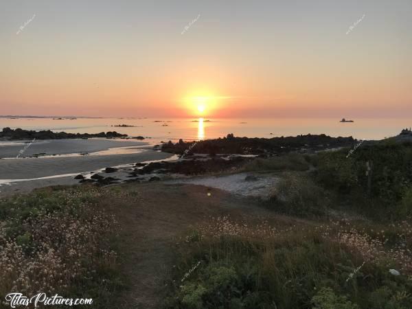 Photo La Baie du Kernic : Magnifique coucher de soleil à la Baie du Kernic, par marée basse. Il y avait plein de « pompons » sur les dunes 😍🥰c, Tita’s Pictures, Finistère, Baie du Kernic, Mer, Rochers, sable, dune