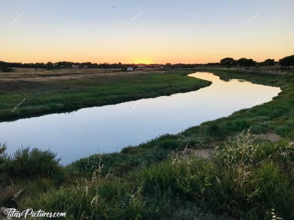 Photo Talmont-Saint-Hilaire : Le petit chenal des hautes mers au payré, en août 2022. Il faisait très chaud et très sec à cette période 😅c, Talmont-Saint-Hilaire, coucher de soleil