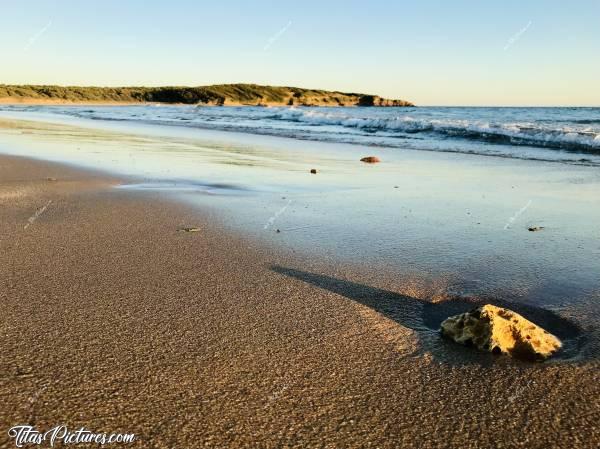 Photo Talmont-Saint-Hilaire : La belle plage du Veillon, à Talmont-Saint-Hilaire 😍 Petit zoom sur un joli caillou, faisant de jolies traces dans le sable, avec l’eau qui se retire 😍🥰c, Talmont-Saint-Hilaire, coucher de soleil