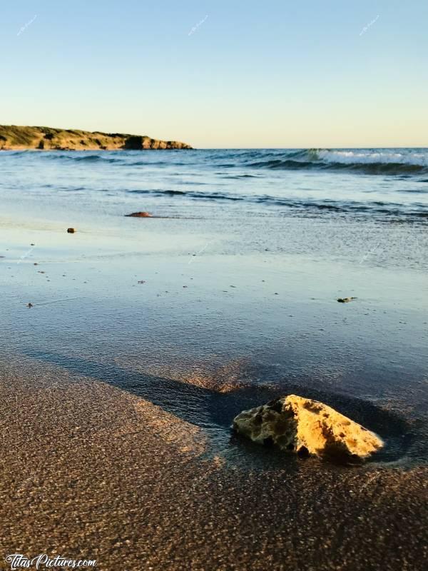 Photo Talmont-Saint-Hilaire : La belle plage du Veillon, à Talmont-Saint-Hilaire 😍 Petit zoom sur un joli caillou, faisant de jolies traces dans le sable, avec l’eau qui se retire 😍🥰c, Talmont-Saint-Hilaire, coucher de soleil