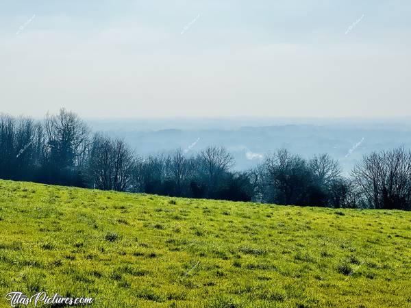 Photo L’Epaud : L’horizon de la Vendée, vu des hauteurs de L’Epaud. A cette hauteur y’a du soleil, mais plus bas, il y a une légère brume 😅c, L’Epaud, chemin de randonnée, campagne
