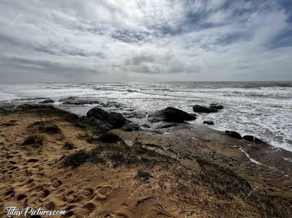 Photo Plage de la Sauzaie : Belle randonnée le long de la Plage de la Sauzaie, à Brétignolles-sur-Mer. Malgré ce ciel très menaçant, j’ai réussi à faire quelques jolis clichés 😍🥰c, Plage de la Sauzaie, Brétignolles-sur-Mer