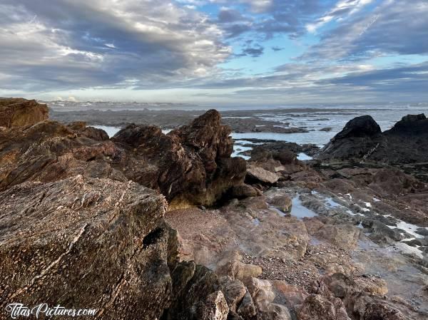 Photo Bretignolles-sur-Mer : Vue de la côte, devant le Restaurant l’Anse des Îlots, à Bretignolles-sur-Mer. Même par temps nuageux, il peut y avoir de belles lumières je trouve 😍🥰
Et ces rochers sont vraiment bizarres 🧐 Ça change du beau granit blanc du Finistère 😅c, Bretignolles-sur-Mer, Rochers