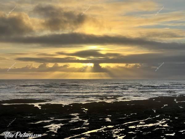 Photo Bretignolles-sur-Mer : Magnifique coucher de soleil, le long de la côte de Bretignolles-sur-Mer. J’adore quand les nuages font apparaître les rayons du soleil 😍🥰😎c, Bretignolles-sur-Mer, Coucher de soleil, Mer