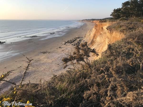 Photo La Mine d’Or : La plage de la Mine d’Or à Pénestin dans le 56. Quelle belles couleurs sur ces falaises alors que le soleil se couche..c, Pénestin, plage, Coucher de soleil, Falaises, Rochers, mer