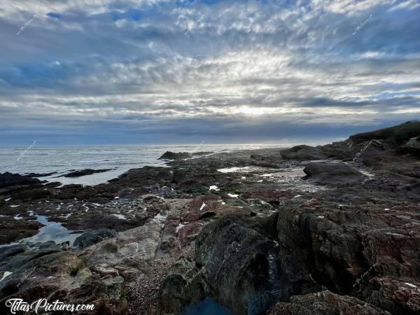 Photo Bretignolles-sur-Mer : Vue de la côte, devant le Restaurant l’Anse des Îlots, à Bretignolles-sur-Mer. Même par temps nuageux, il peut y avoir de belles lumières je trouve 😍🥰c, Bretignolles-sur-Mer, L’anse des Îlots, mer