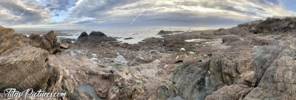 Photo Bretignolles-sur-Mer : Vue panoramique de la côte, devant le Restaurant l’Anse des Îlots, à Bretignolles-sur-Mer. Même par temps nuageux, il peut y avoir de belles lumières je trouve 😍🥰c, Bretignolles-sur-Mer, L’anse des Îlots, mer