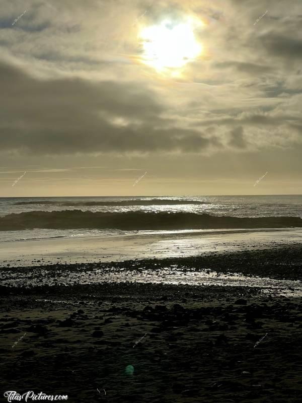 Photo Plage de la Normandelière : Joli Coucher de soleil nuageux, à la Plage de la Normandelière, à Bretignolles-sur-Mer. J’adore capter les reflets du soleil sur la mer 🥰😍😎c, Bretignolles-sur-Mer, Coucher de soleil, Mer, Plage de la Normandelière