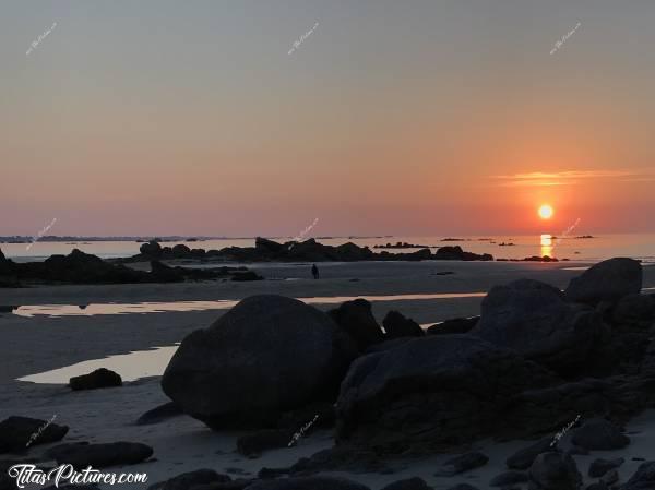 Photo La Baie du Kernic : Coucher de soleil à la Baie du Kernic, sur la mer à marée descendante.. Je ne me lasserai jamais de cet endroit 🥰c, Tita’s Pictures, Finistère, Baie du Kernic, Mer, Rochers, sable