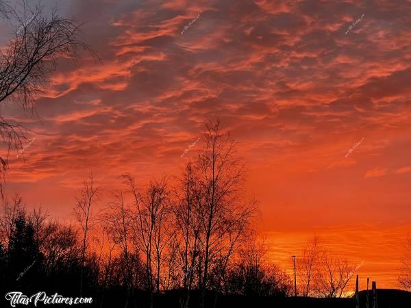 Photo Ciel Flamboyant : Quel magnifique Ciel Flamboyant au lever du jour, en allant travailler 😍
Ça met de bonne humeur pour commencer la journée 🤗😍c, Ciel Flamboyant, Lever du Soleil