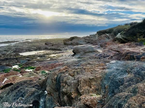 Photo Bretignolles-sur-Mer : Vue de la côte, devant le Restaurant l’Anse des Îlots, à Bretignolles-sur-Mer. Même par temps nuageux, il peut y avoir de belles lumières je trouve 😍🥰c, Bretignolles-sur-Mer, Rochers, Mer